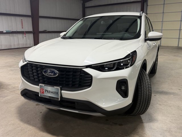 Used 2025 Ford Escape Platinum w/ Class II Trailer Tow Package image 3