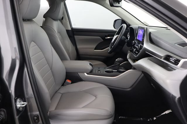 Used 2023 Toyota Highlander XLE FWD image 18
