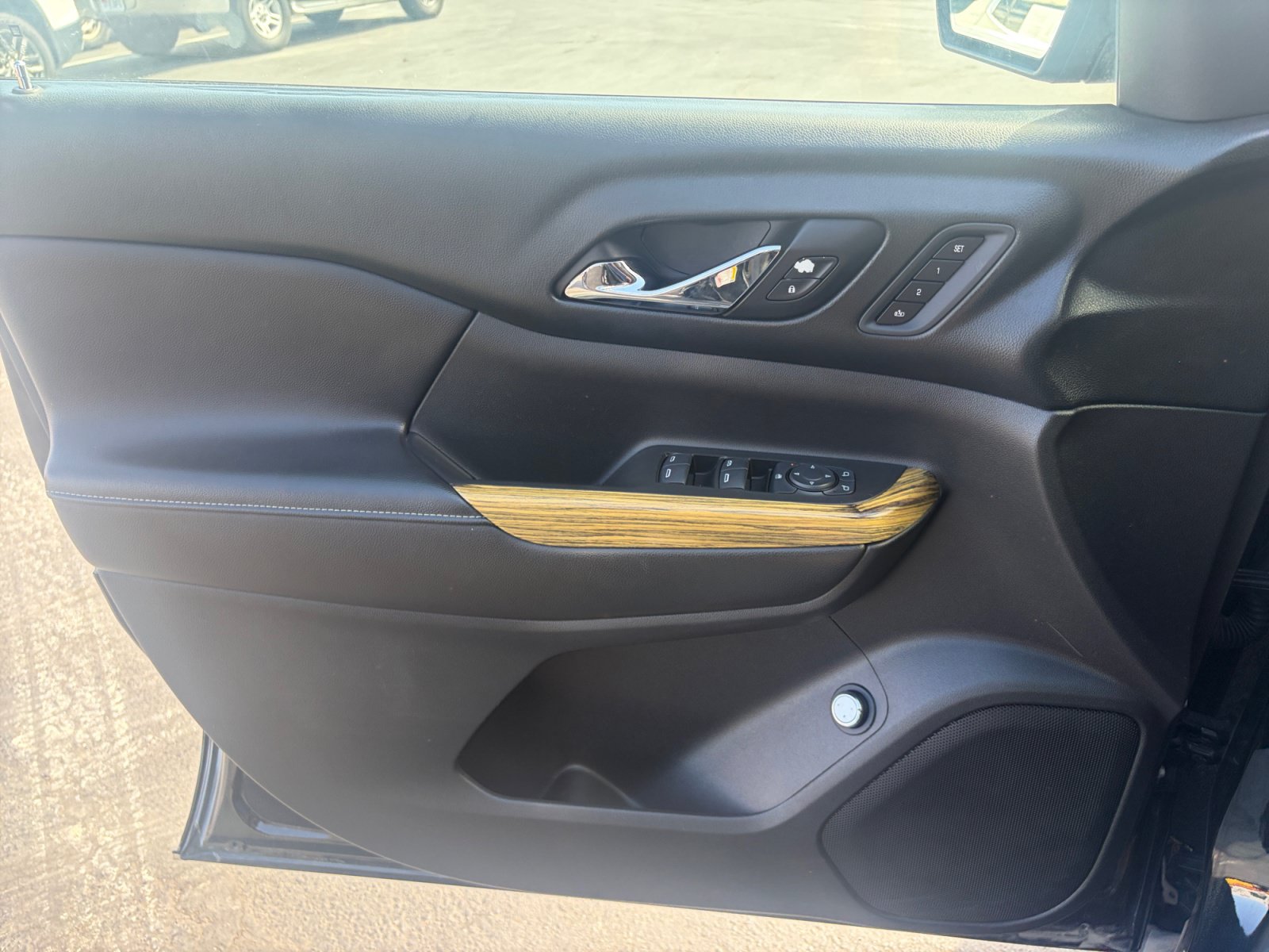 Used 2017 GMC Acadia Denali w/ Technology Package FWD image 14