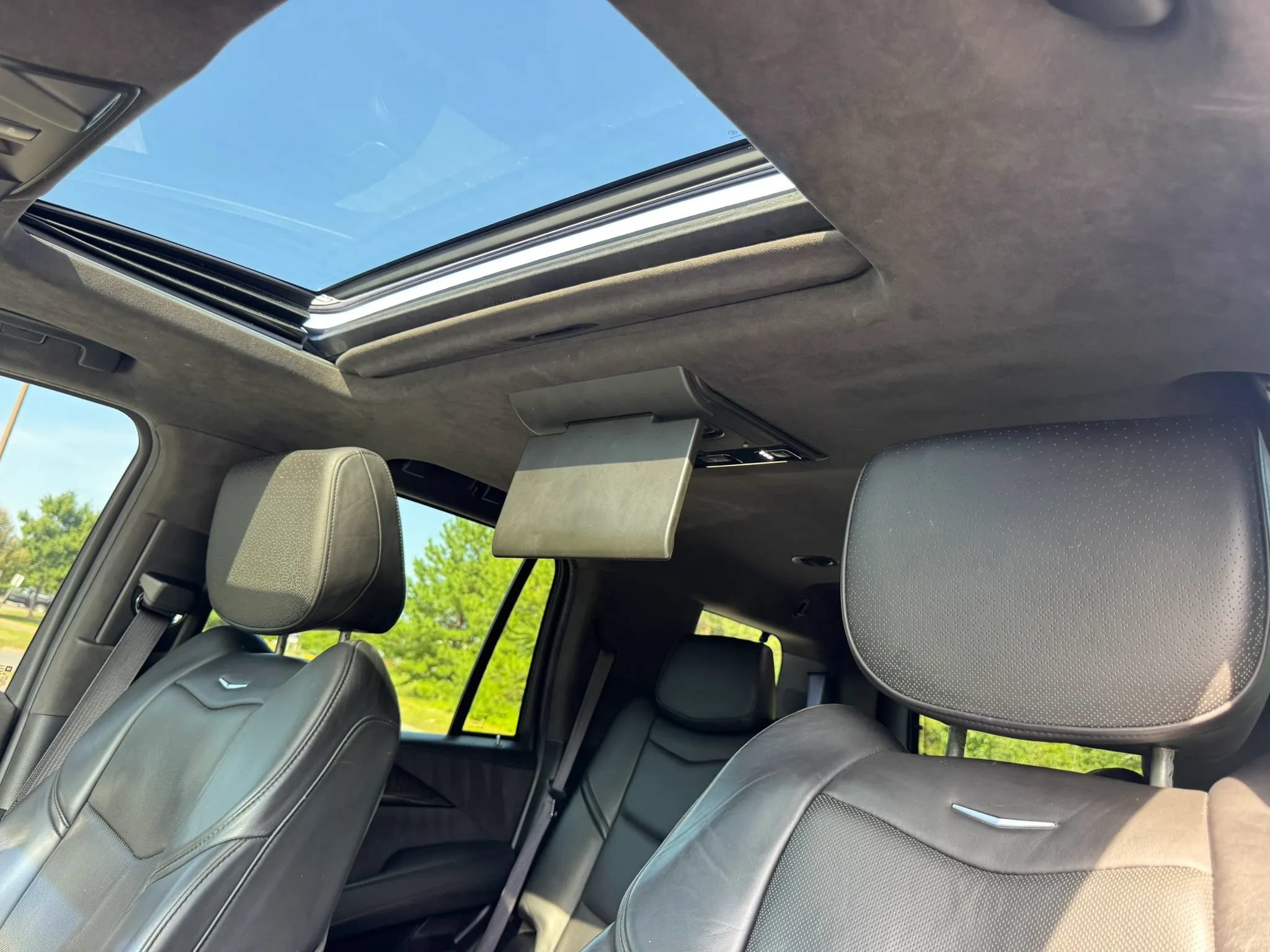Used 2015 Cadillac Escalade Platinum RWD image 16