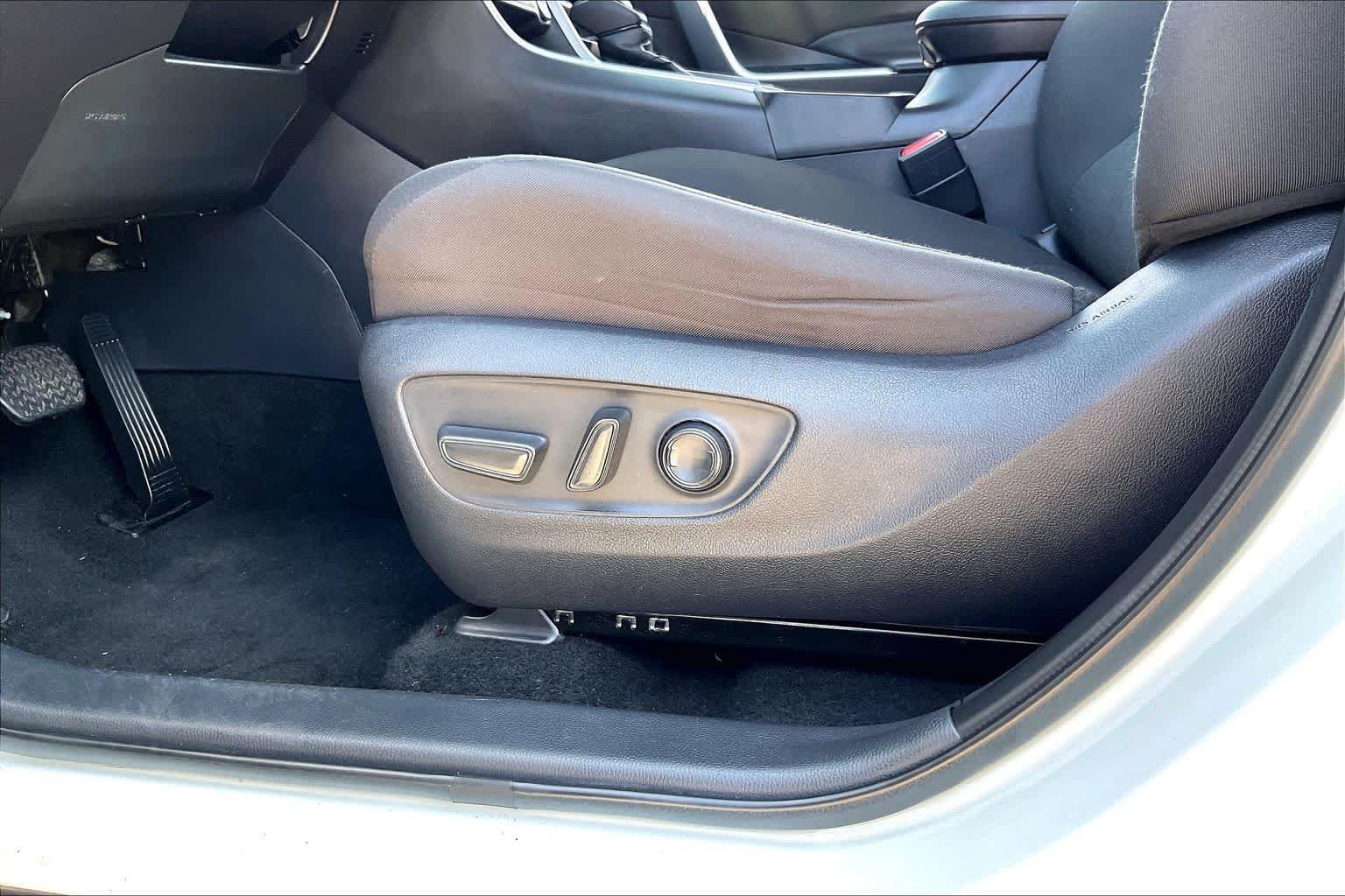 Used 2025 Toyota RAV4 XLE FWD image 36