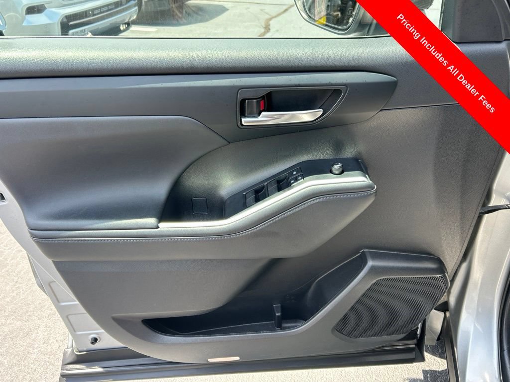 Used 2022 Toyota Highlander XSE FWD image 4