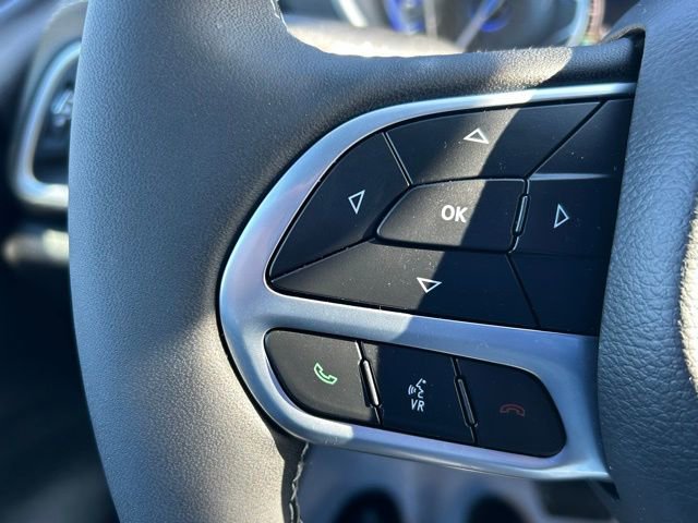 Used 2025 Chrysler Pacifica Select image 16