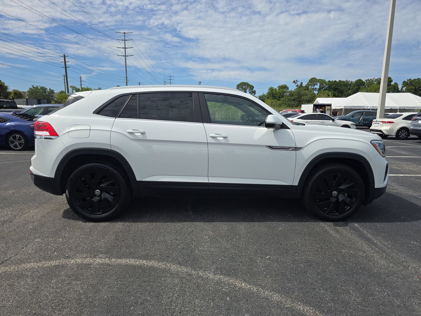 Used 2024 Volkswagen Atlas Cross Sport SE w/ Panoramic Sunroof Package FWD image 3
