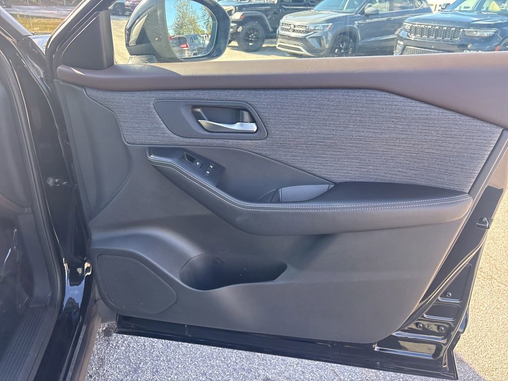 Used 2023 Nissan Rogue SV image 19