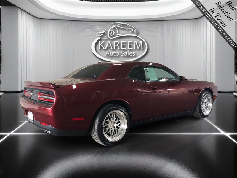 Used 2018 Dodge Challenger SXT RWD image 5