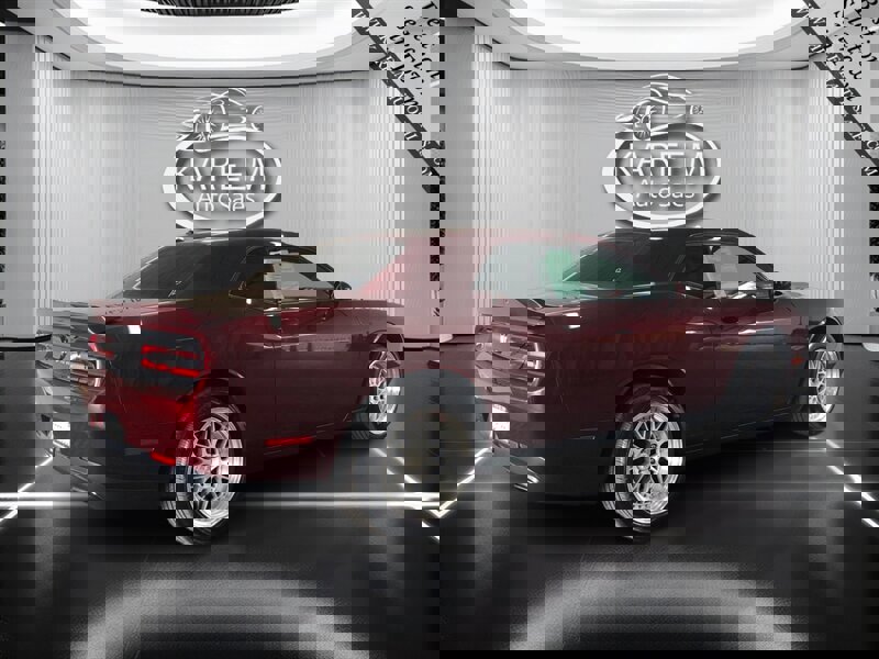 Used 2018 Dodge Challenger SXT image 5