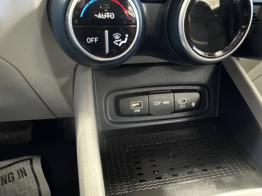 Used 2024 Hyundai Venue Limited FWD image 27