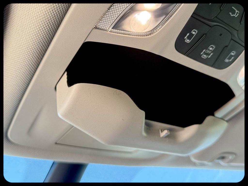 Used 2024 Chrysler Pacifica Touring-L image 40