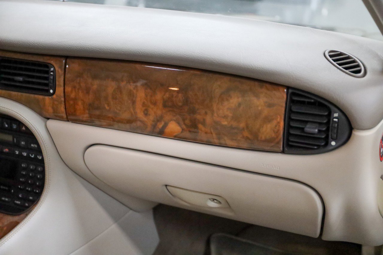 Used 2001 Jaguar XJ8 image 27