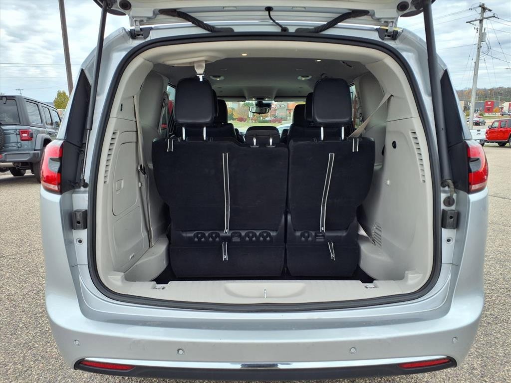 Used 2024 Chrysler Pacifica Select image 5