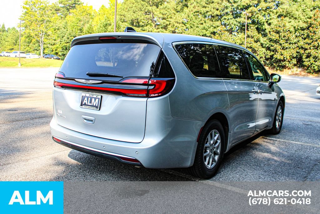 Used 2023 Chrysler Pacifica Touring-L FWD image 5