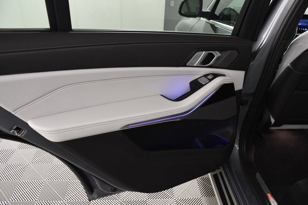 Used 2024 BMW X7 xDrive40i w/ Premium Package image 25