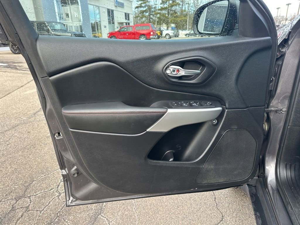 Used 2018 Jeep Cherokee Trailhawk w/ Cold Weather Group image 14