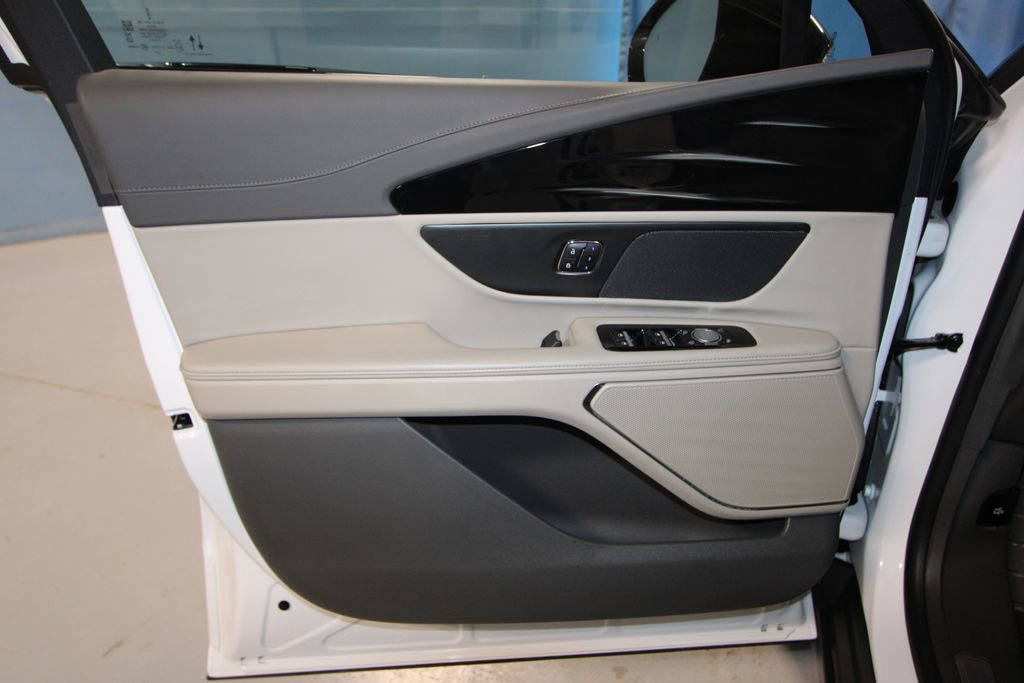 Used 2025 Lincoln Nautilus Premier image 5