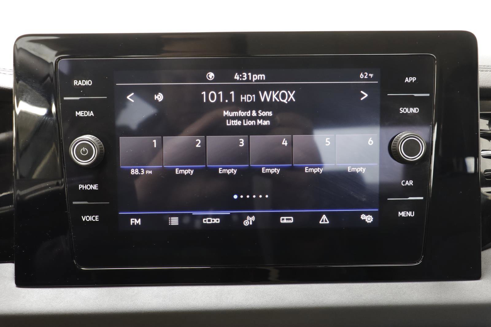 Used 2025 Volkswagen Jetta SE w/ Black Wheel Package image 9