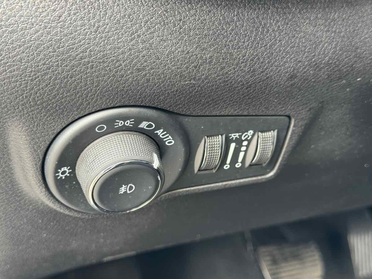 Used 2024 Jeep Compass Latitude AWD/4WD image 31