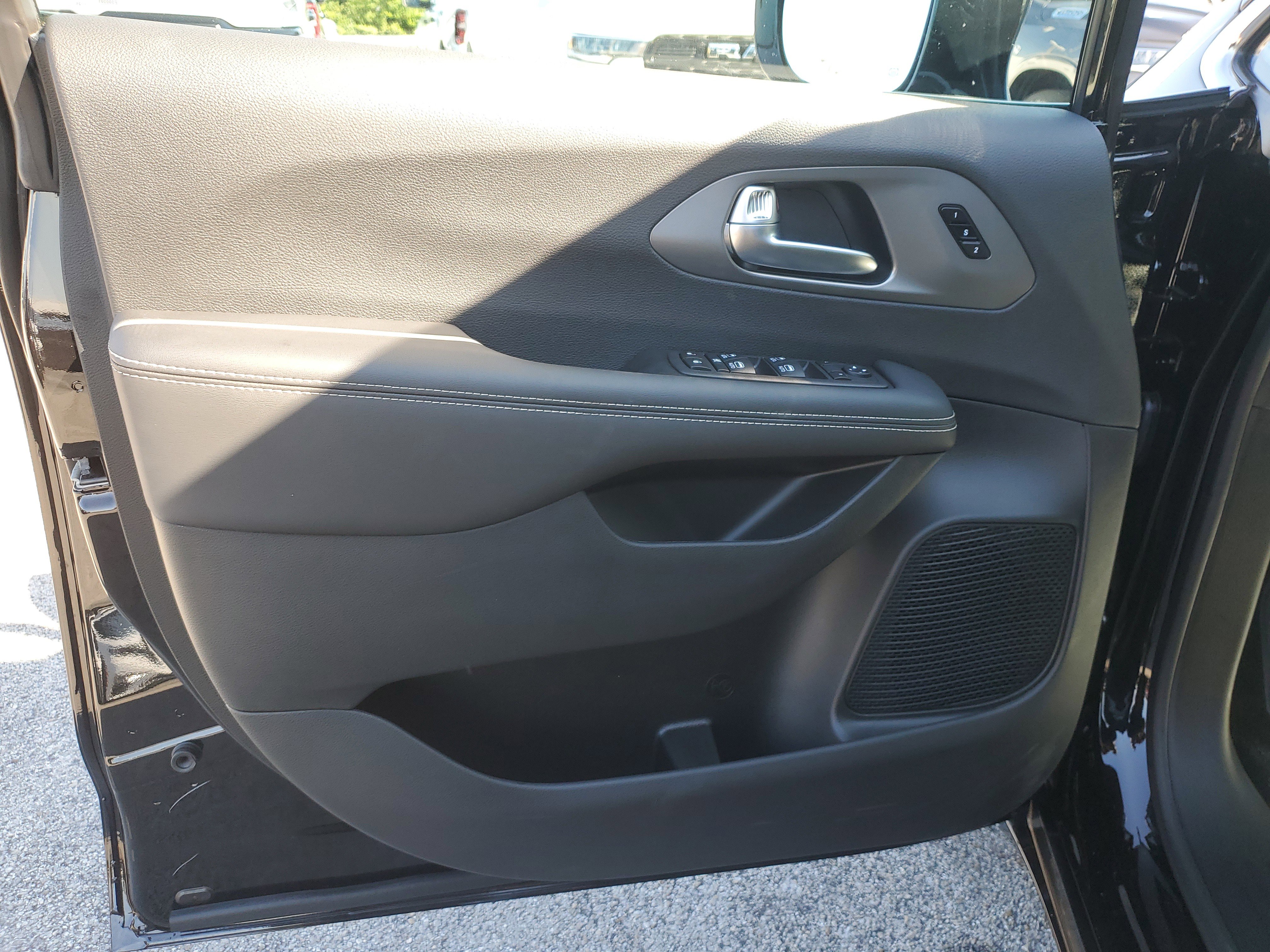 New 2026 Chrysler Pacifica Select image 11