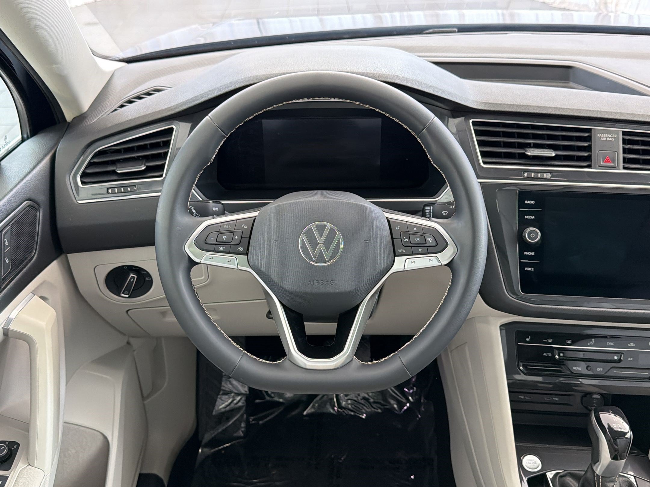 Used 2023 Volkswagen Tiguan SE w/ Panoramic Sunroof Package AWD/4WD image 23