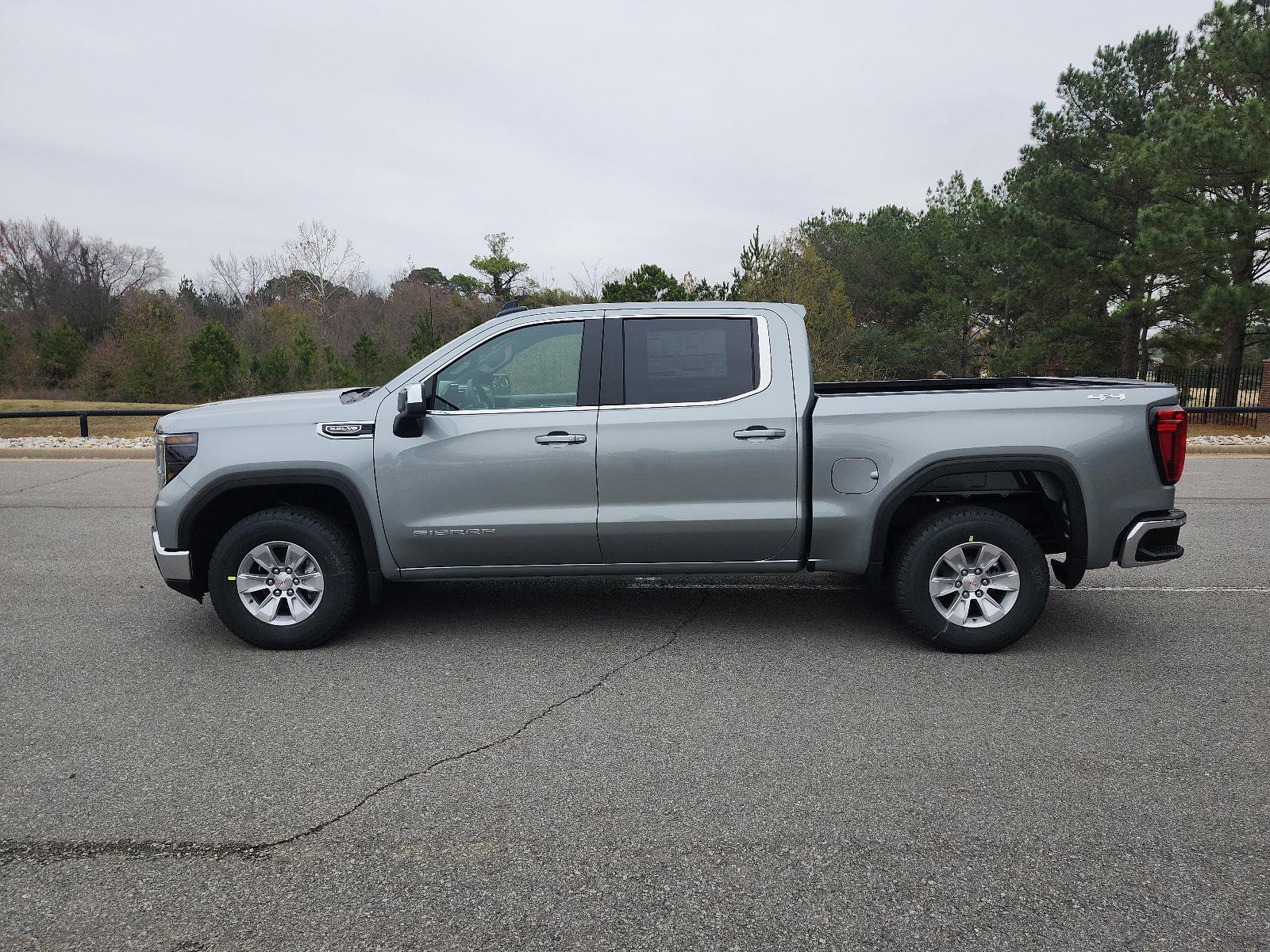 New 2026 GMC Sierra 1500 SLE image 2