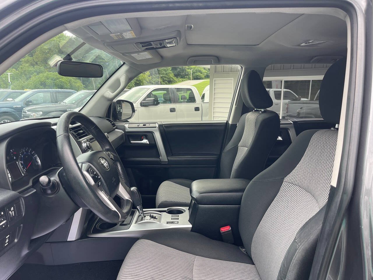 Used 2017 Toyota 4Runner SR5 AWD/4WD image 17