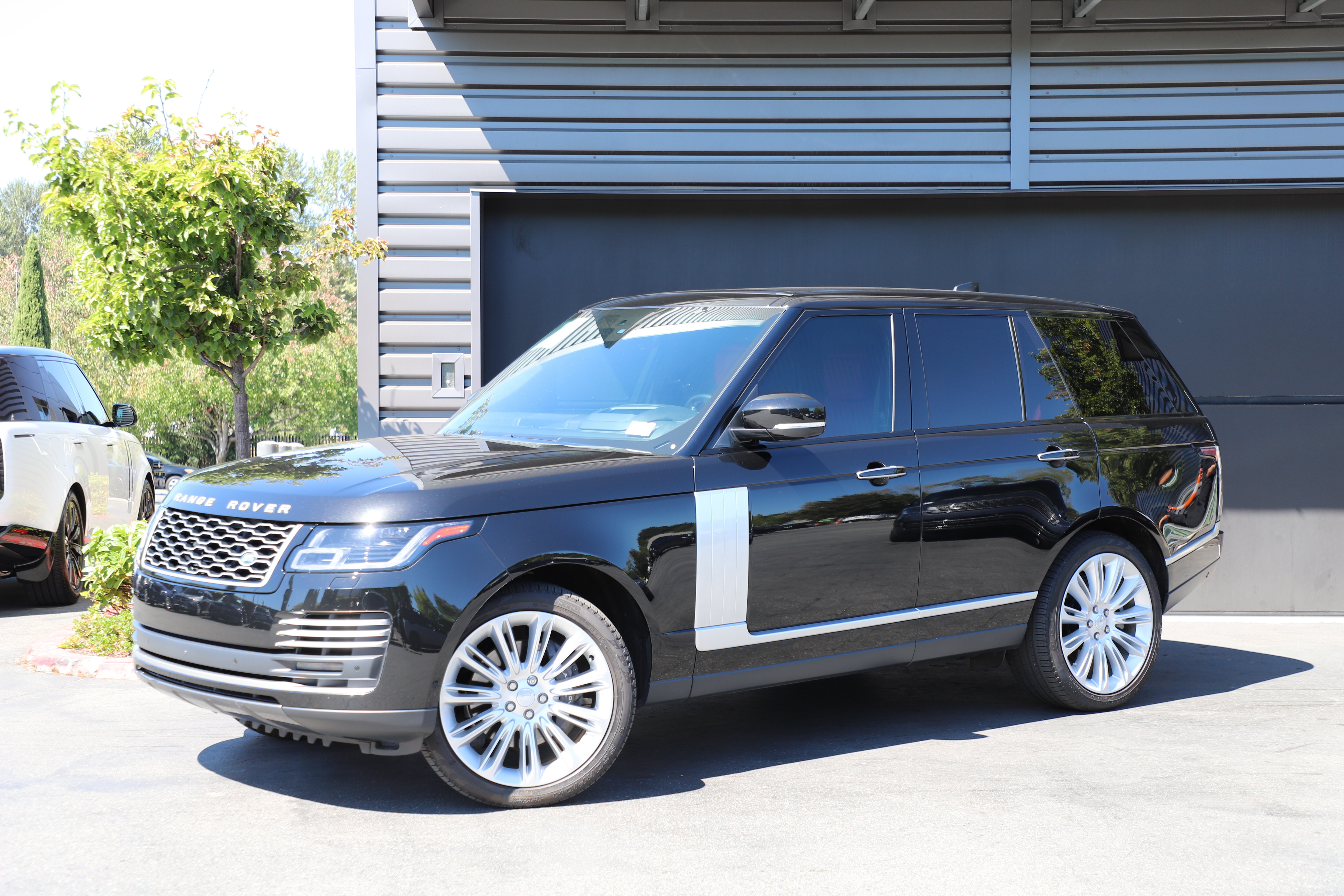 Used 2022 Land Rover Range Rover Autobiography AWD/4WD image 1