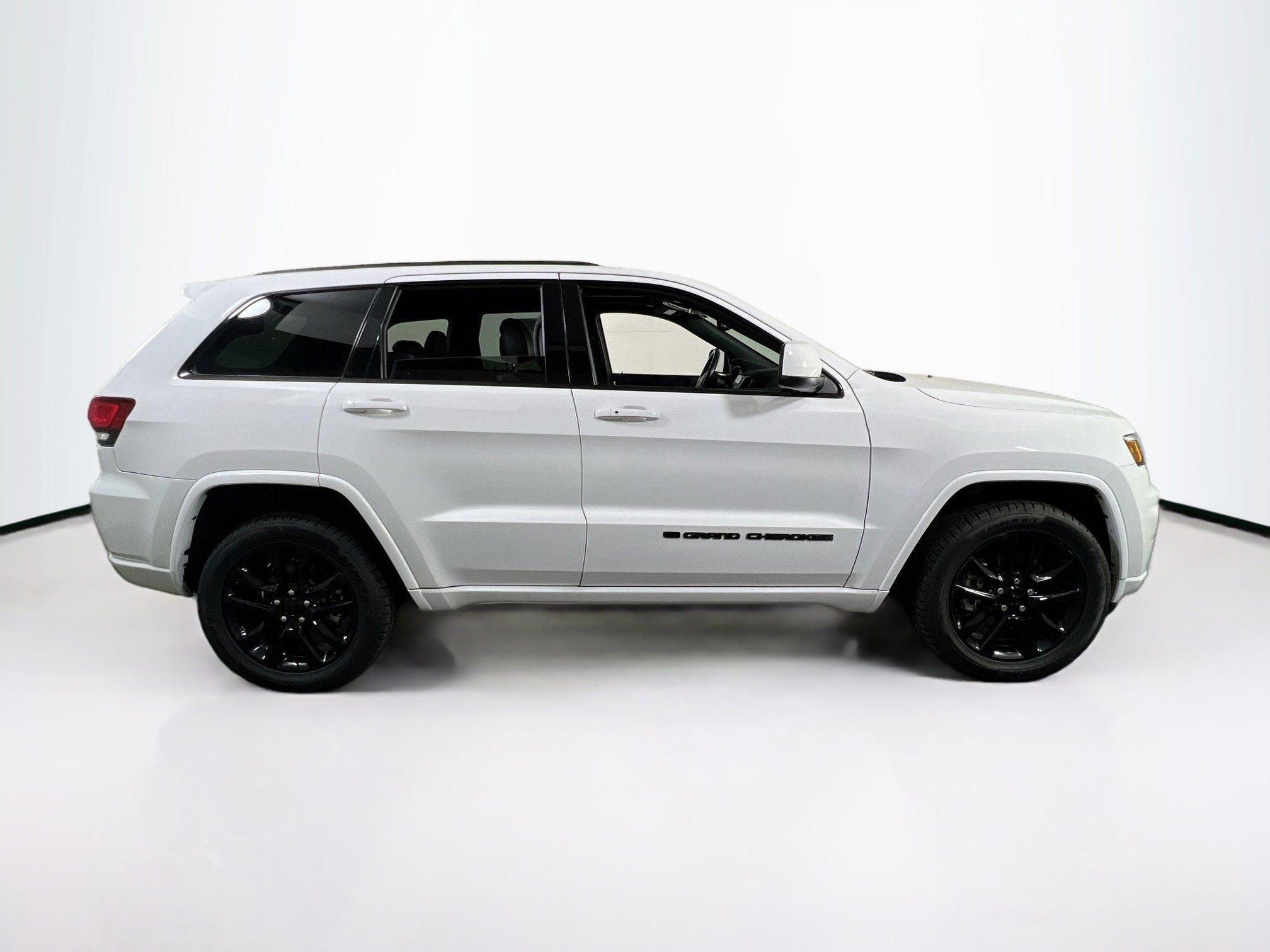 Used 2022 Jeep Grand Cherokee Laredo X image 4
