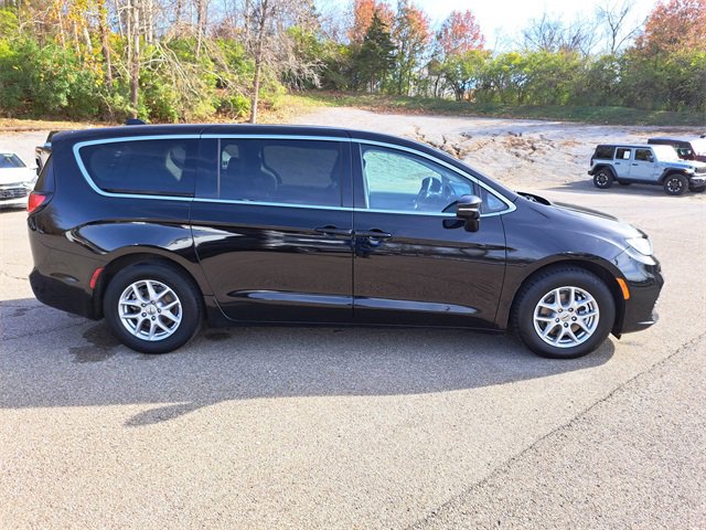 Used 2024 Chrysler Pacifica Touring-L image 6