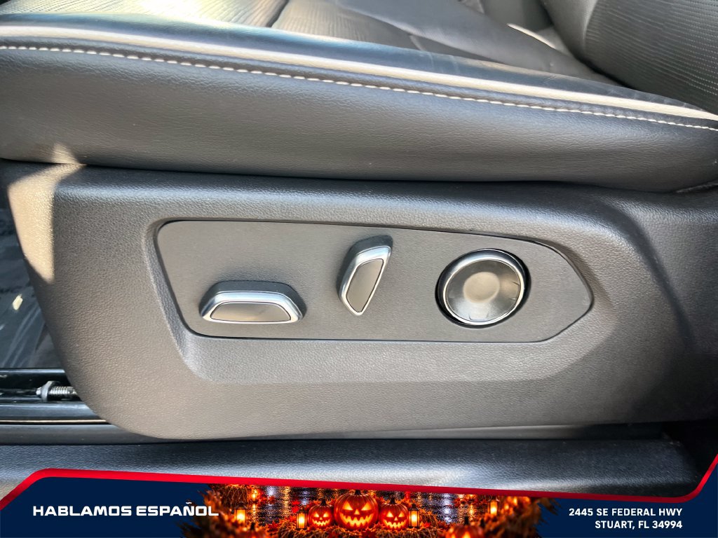 Used 2025 Cadillac Escalade Premium Luxury AWD/4WD image 16