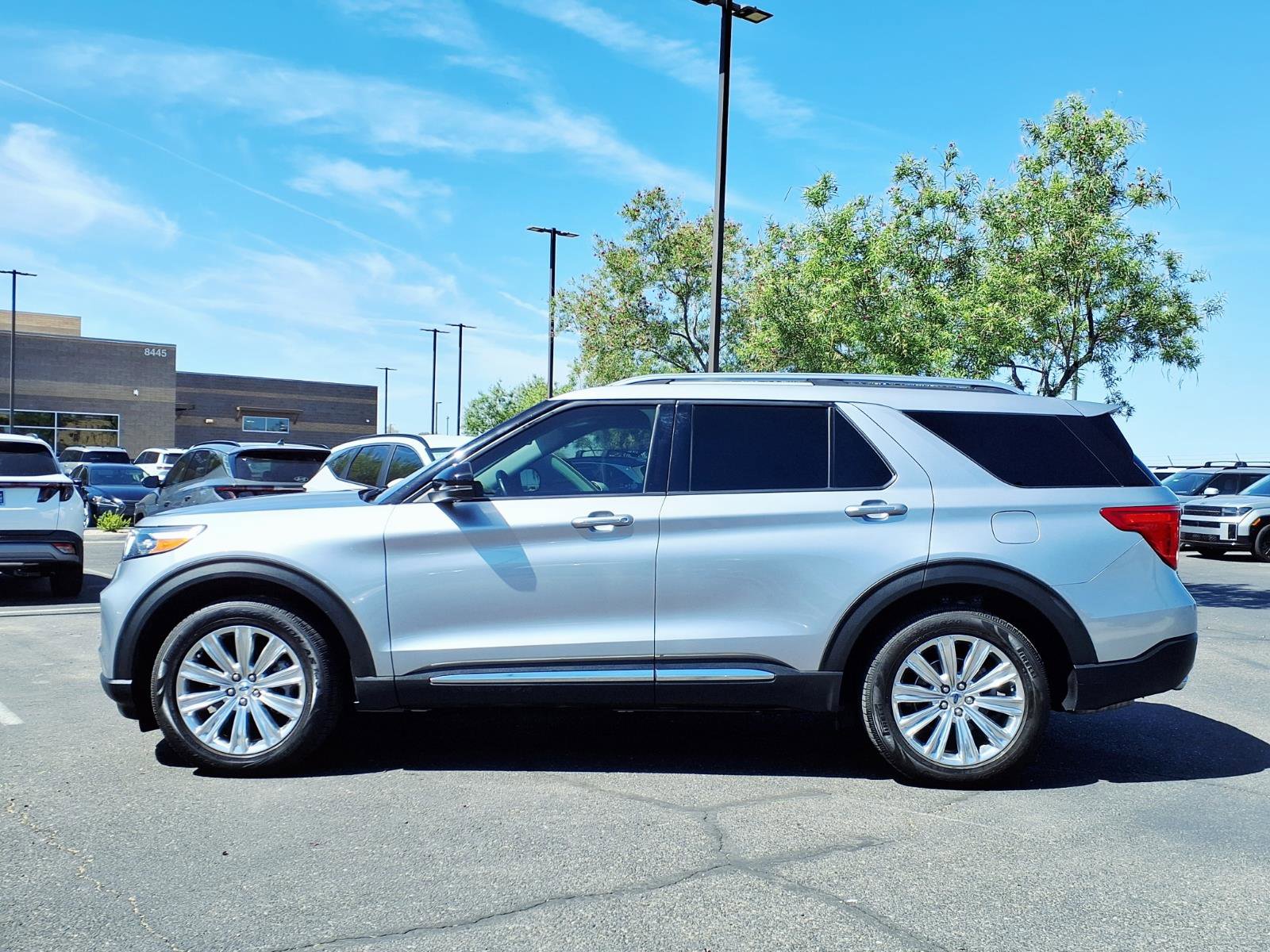 Used 2021 Ford Explorer Limited w/ Equipment Group 301A AWD/4WD image 3