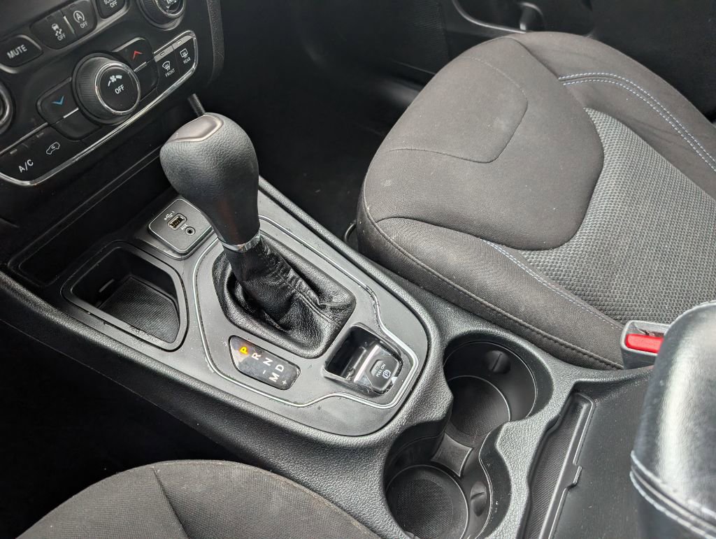 Used 2019 Jeep Cherokee Latitude w/ Popular Appearance Group image 20