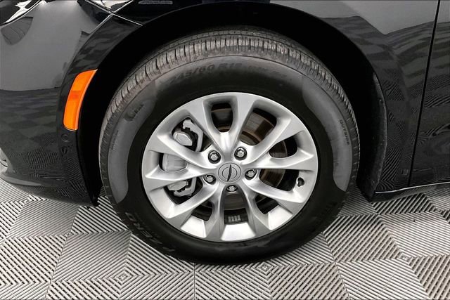 Used 2024 Chrysler Pacifica Touring-L image 10