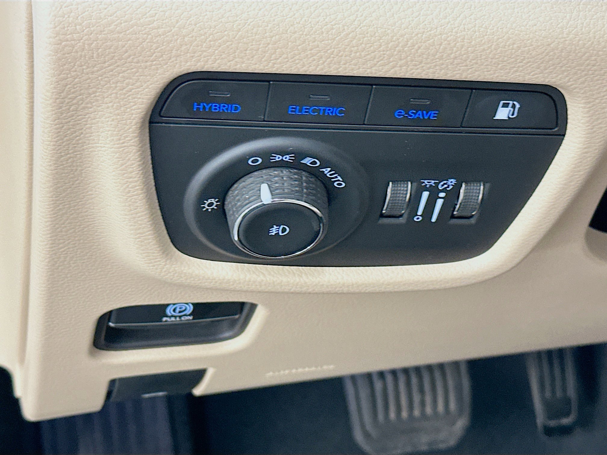 Used 2023 Jeep Grand Cherokee 4WD 4xe w/ Luxury Tech Group II image 17