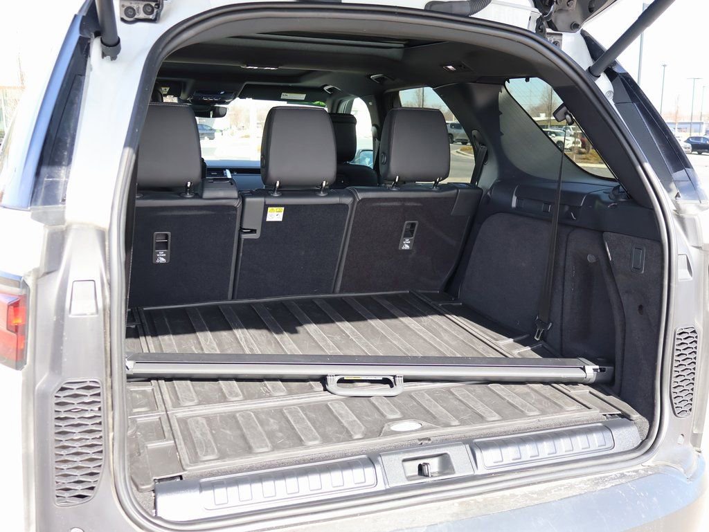 Used 2025 Land Rover Discovery S image 16