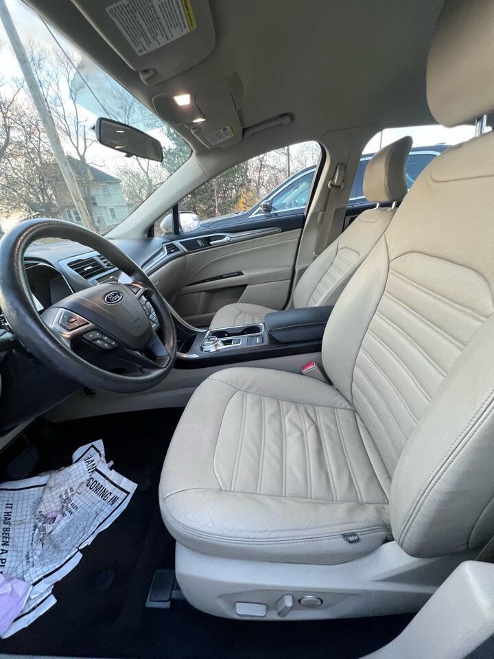 Used 2017 Ford Fusion SE w/ Fusion SE Technology Package image 6