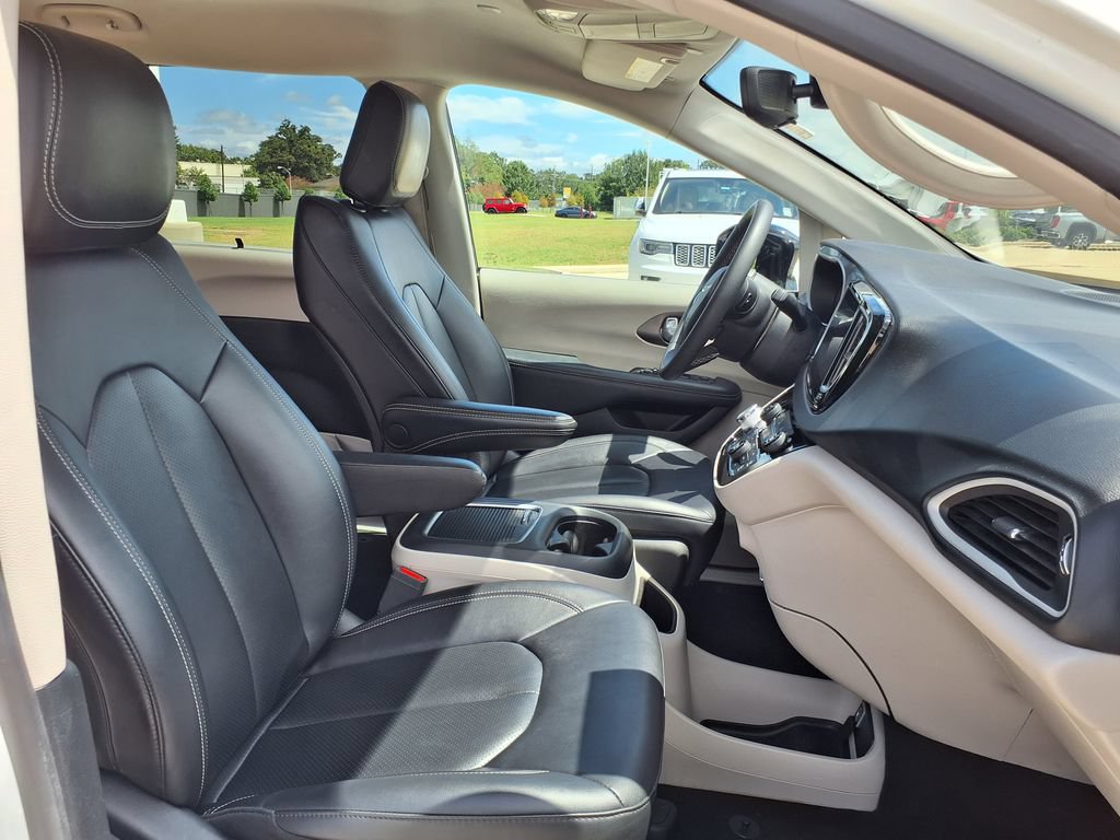 Used 2024 Chrysler Pacifica Touring-L FWD image 24