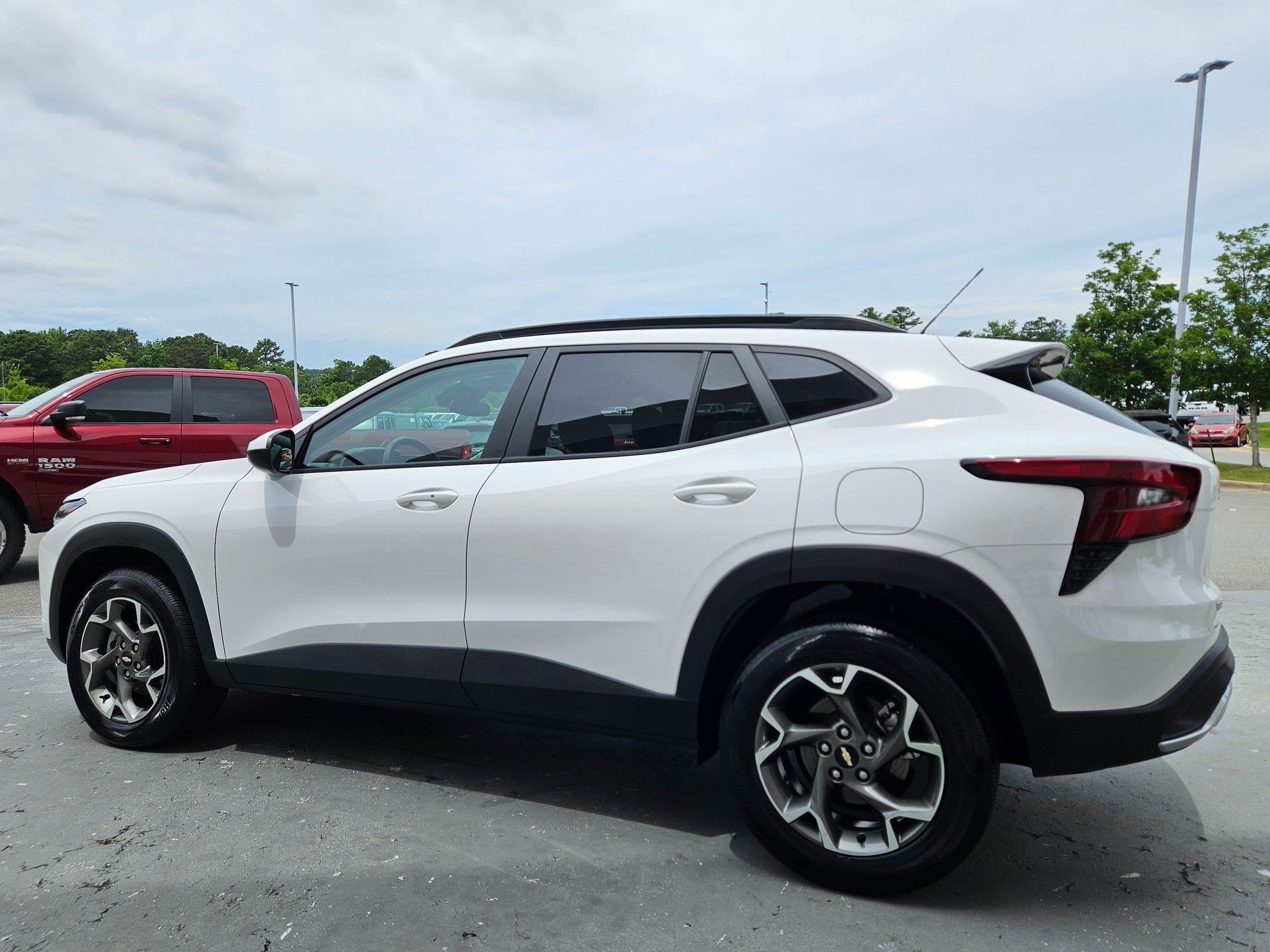 Used 2025 Chevrolet Trax LT w/ LT Convenience Package FWD image 5