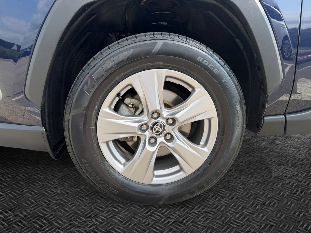 Used 2025 Toyota RAV4 XLE AWD/4WD image 11