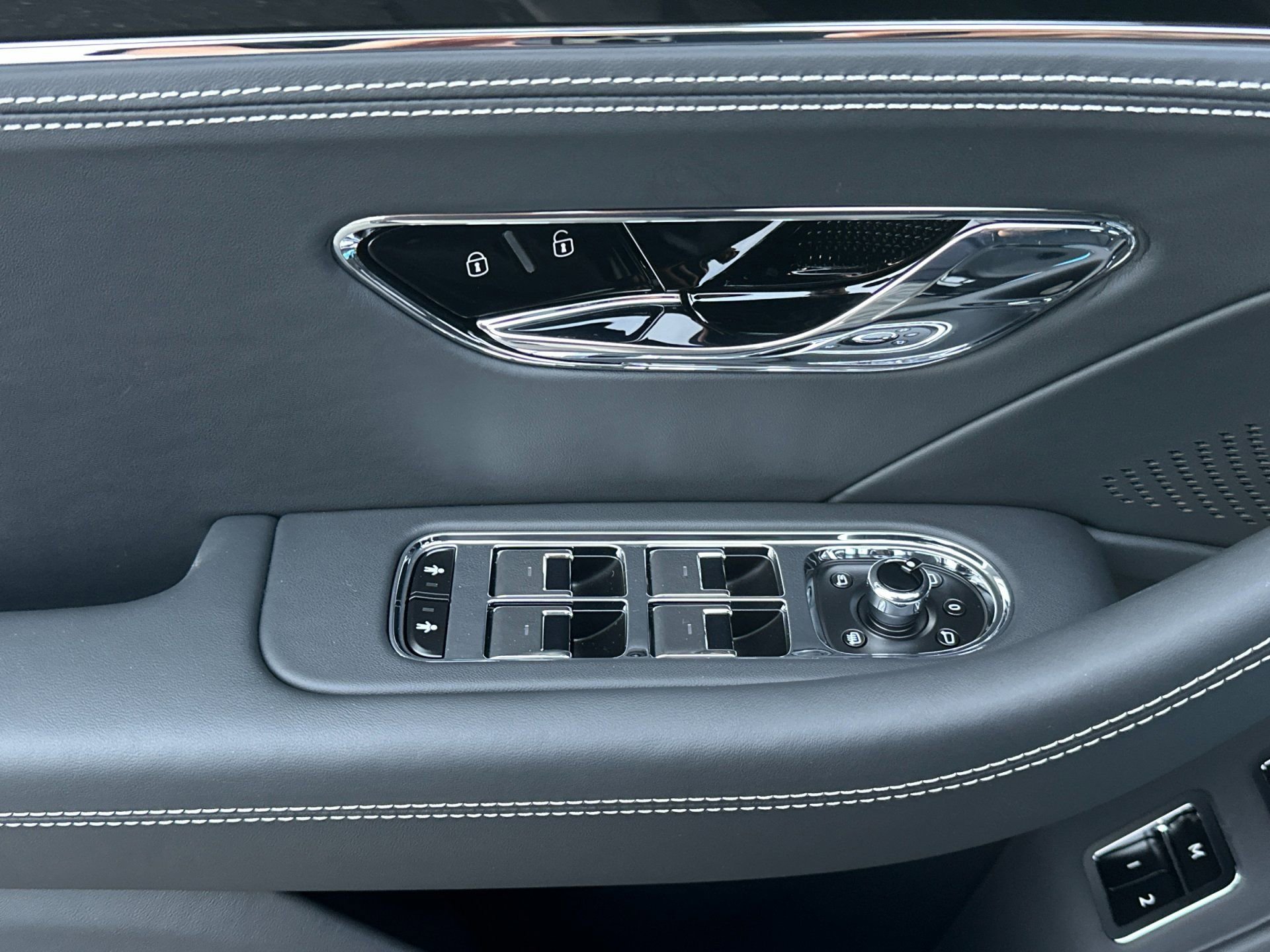 New 2026 Bentley Flying Spur Plug-In Hybrid image 14