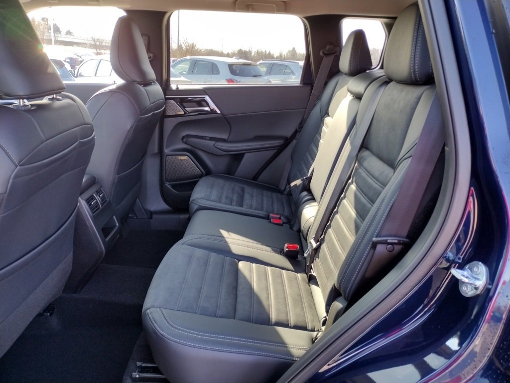New 2025 Mitsubishi Outlander SE image 9