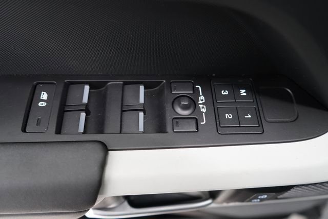 Used 2024 Land Rover Defender 110 S image 33
