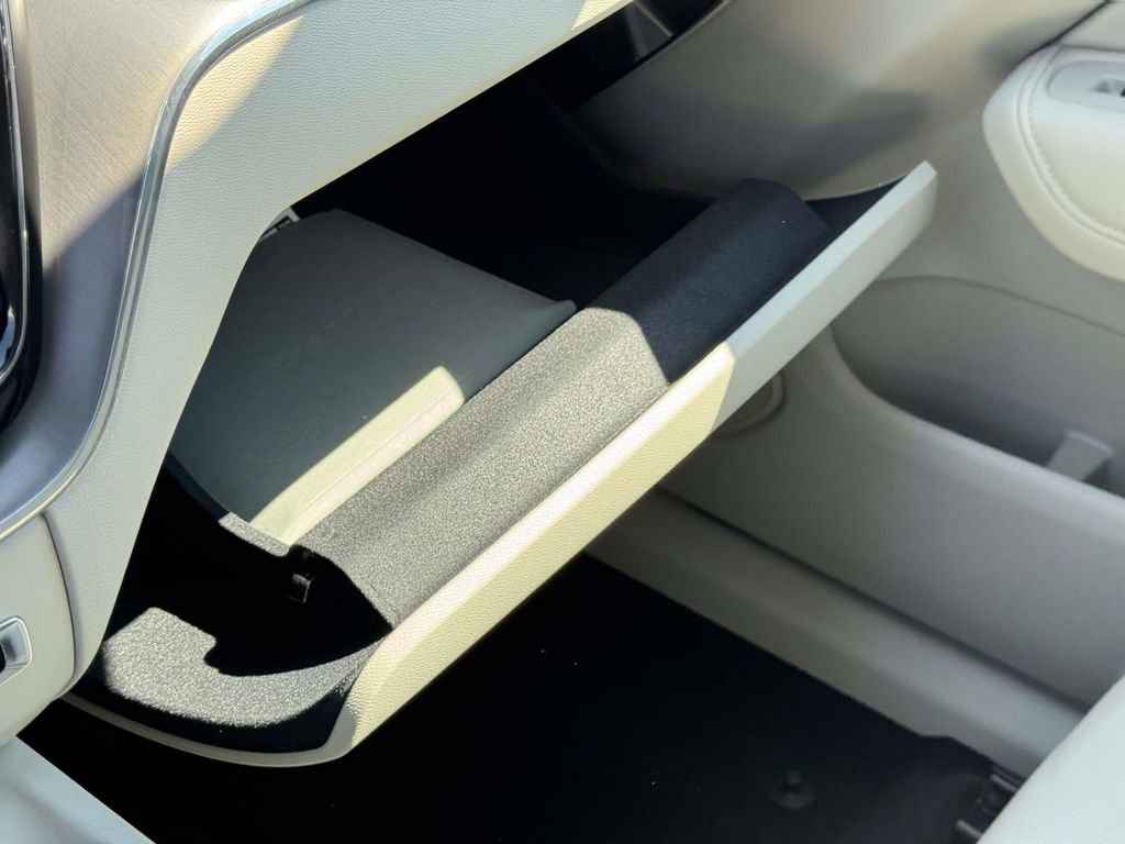 Certified 2025 Volvo XC60 B5 Core AWD/4WD image 34
