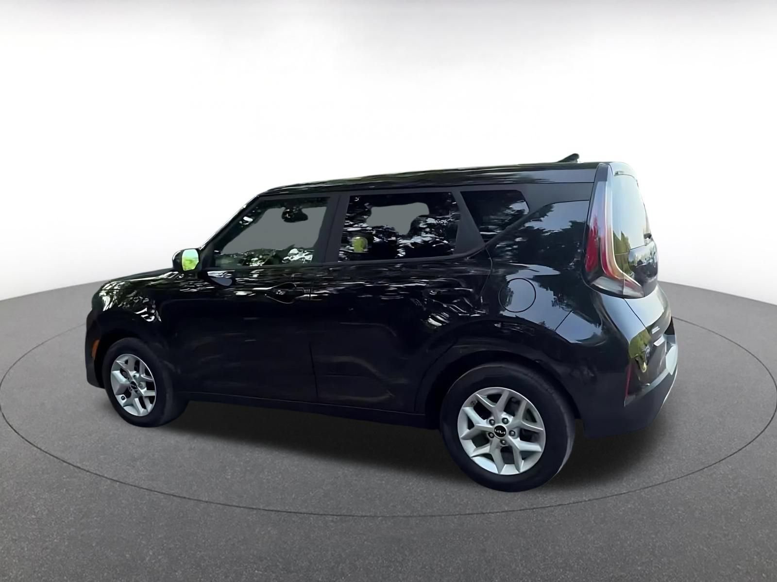 Used 2025 Kia Soul LX w/ LX Technology Package FWD image 10