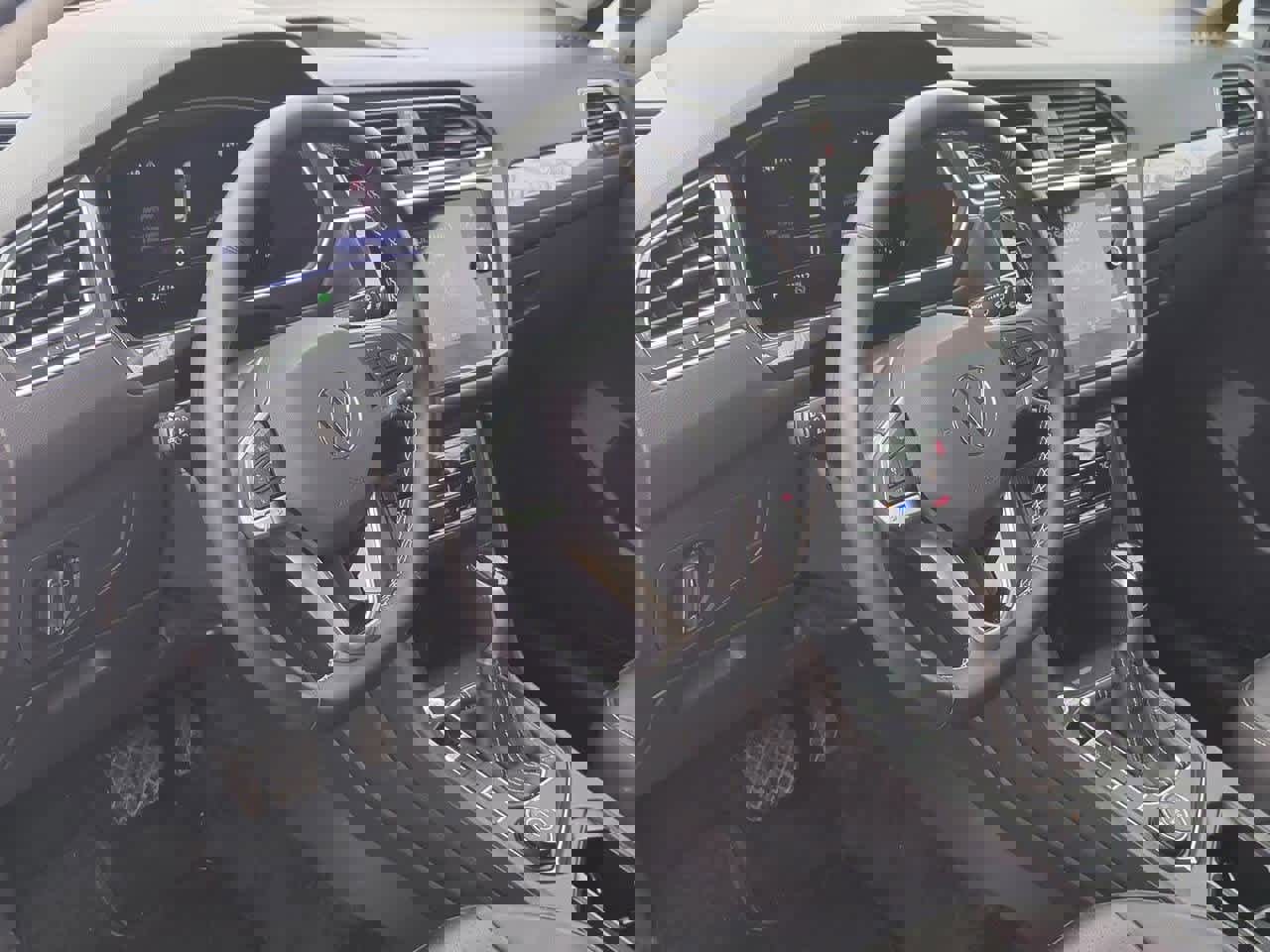 Used 2022 Volkswagen Tiguan SE image 2