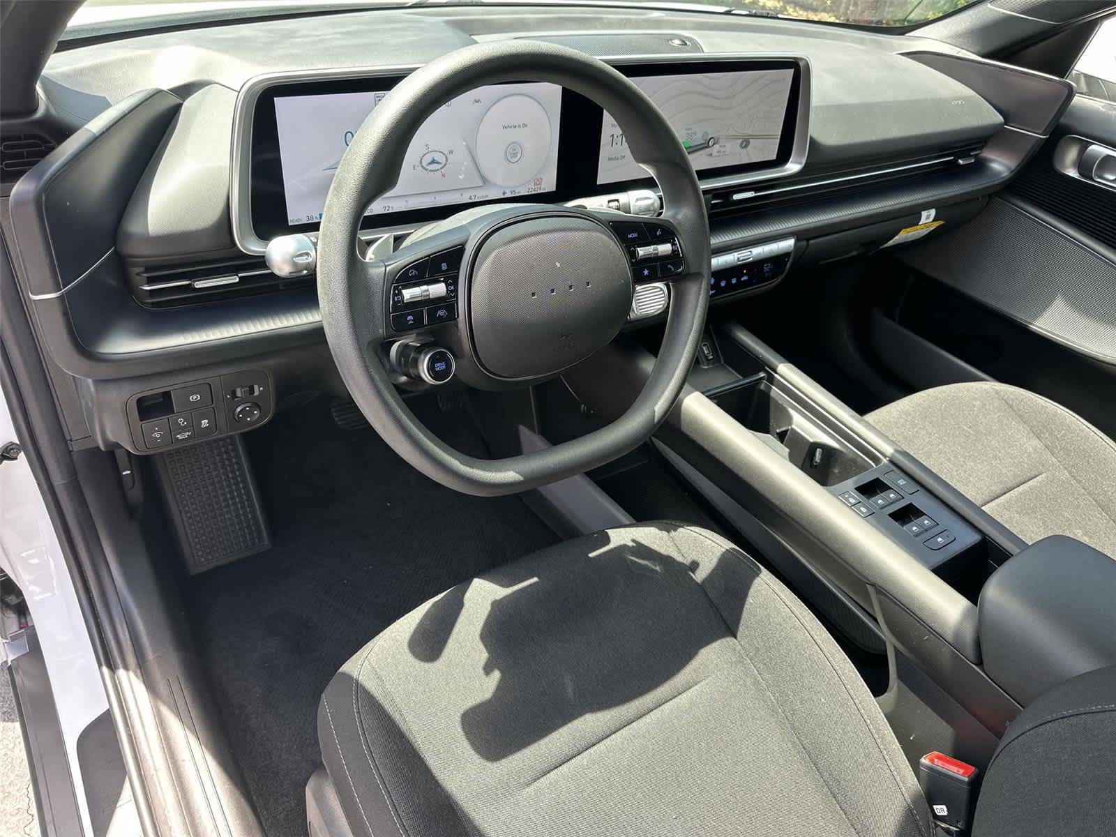 Used 2024 Hyundai Ioniq 6 SE RWD image 2