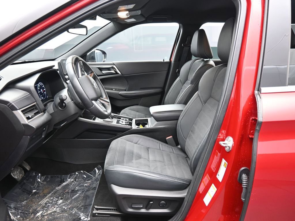 Used 2023 Mitsubishi Outlander SE image 32