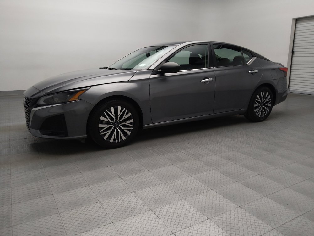 Used 2024 Nissan Altima 2.5 SV image 2