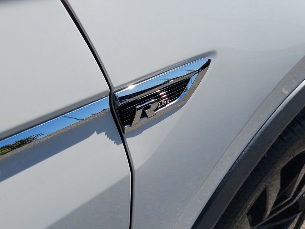 Used 2020 Volkswagen Tiguan SE R-Line w/ 3rd Row Seat Package image 12