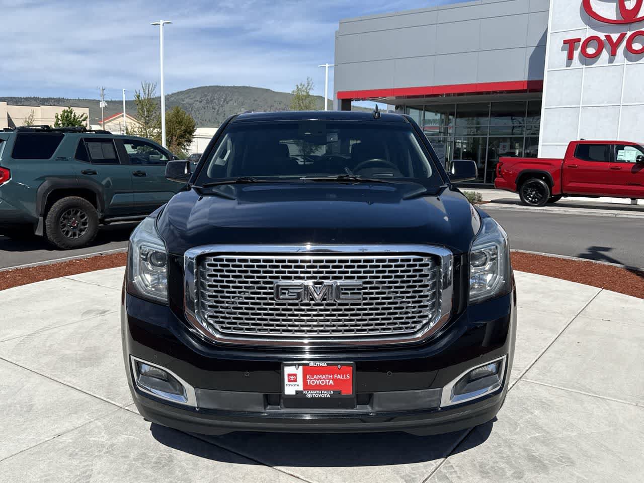 Used 2015 GMC Yukon Denali w/ Premium Package AWD/4WD image 3
