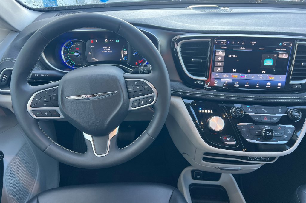 Used 2024 Chrysler Pacifica Select image 11